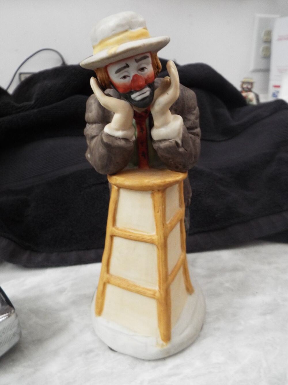 Emmett Kelly Jr. Flambro Hobo Clown leaning on stool Music Box 3753/12000